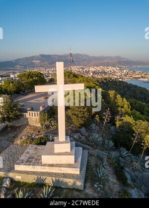 Split, Croatie - août 17 2019: La vue du centre-ville de Split prise du sommet de la colline de Marjan et parc dans la banlieue en soirée d'été. Banque D'Images