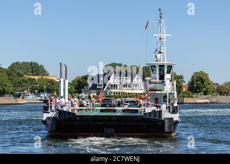 Traversée de ferry de Warnow en service entre Warnemünde et Hohe Düne Banque D'Images