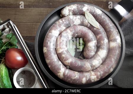 La saucisse est faite maison, préparée pour la friture. Banque D'Images
