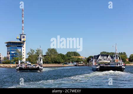 Warnow ferrys F-WARNOW et BREITLING en service entre Warnemünde et Hohe Düne Banque D'Images