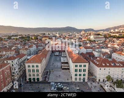 Split, Croatie - août 15 2019: Une photo aérienne de la place de la République dans le centre de la ville de Split, prise en début de soirée pendant l'été. Banque D'Images