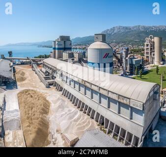 Split, Croatie - août 17 2019 : une photo aérienne de l'usine de ciment Cemex à SV Juaraj à Kaštel Sućurac, sur la côte Adriatique près de Split Banque D'Images