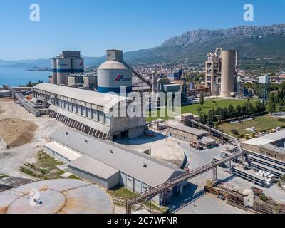 Split, Croatie - août 17 2019 : une photo aérienne de l'usine de ciment Cemex à SV Juaraj à Kaštel Sućurac, sur la côte Adriatique près de Split Banque D'Images