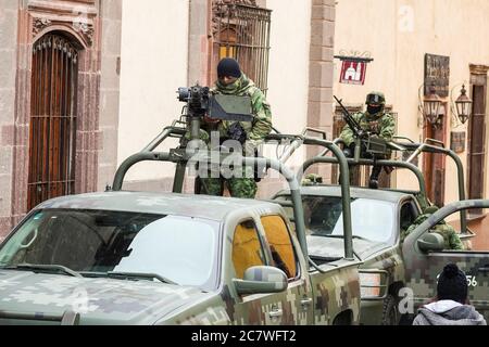 Des soldats de l'armée mexicaine lourdement armés patrouillent dans le centre historique pendant que la ville célèbre le 251e anniversaire du héros de l'indépendance mexicaine Ignacio Allende le 21 janvier 2020 à San Miguel de Allende, Guanajuato, Mexique. Banque D'Images