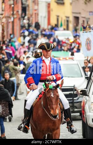 Un acteur historique monte un cheval vêtu d'un uniforme colonial espagnol lors d'une parade célébrant le 251e anniversaire du héros de l'indépendance mexicaine Ignacio Allende le 21 janvier 2020 à San Miguel de Allende, Guanajuato, Mexique. Allende, d'une famille riche à San Miguel a joué un rôle majeur dans la guerre d'indépendance contre l'Espagne en 1810 et plus tard honoré par sa ville natale en ajoutant son nom. Banque D'Images