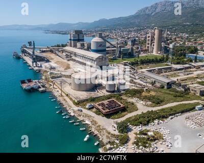 Split, Croatie - août 17 2019 : une photo aérienne de l'usine de ciment Cemex à SV Juaraj à Kaštel Sućurac, sur la côte Adriatique près de Split Banque D'Images