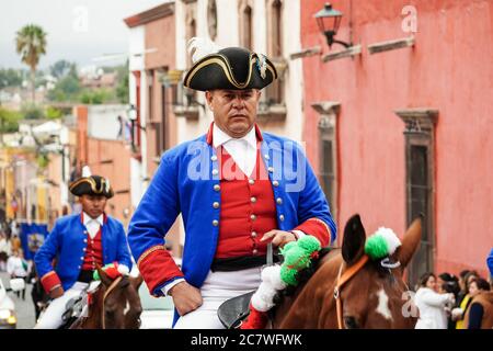 Un acteur historique monte un cheval vêtu d'un uniforme colonial espagnol lors d'une parade célébrant le 251e anniversaire du héros de l'indépendance mexicaine Ignacio Allende le 21 janvier 2020 à San Miguel de Allende, Guanajuato, Mexique. Allende, d'une famille riche à San Miguel a joué un rôle majeur dans la guerre d'indépendance contre l'Espagne en 1810 et plus tard honoré par sa ville natale en ajoutant son nom. Banque D'Images