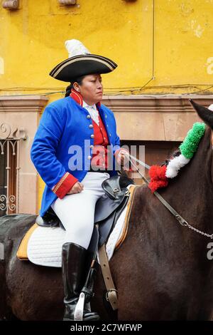 Un acteur historique monte un cheval vêtu d'un uniforme colonial espagnol lors d'une parade célébrant le 251e anniversaire du héros de l'indépendance mexicaine Ignacio Allende le 21 janvier 2020 à San Miguel de Allende, Guanajuato, Mexique. Allende, d'une famille riche à San Miguel a joué un rôle majeur dans la guerre d'indépendance contre l'Espagne en 1810 et plus tard honoré par sa ville natale en ajoutant son nom. Banque D'Images