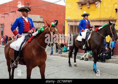 Un acteur historique monte un cheval vêtu d'un uniforme colonial espagnol lors d'une parade célébrant le 251e anniversaire du héros de l'indépendance mexicaine Ignacio Allende le 21 janvier 2020 à San Miguel de Allende, Guanajuato, Mexique. Allende, d'une famille riche à San Miguel a joué un rôle majeur dans la guerre d'indépendance contre l'Espagne en 1810 et plus tard honoré par sa ville natale en ajoutant son nom. Banque D'Images