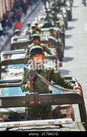 Des membres de l'armée mexicaine sont à bord de véhicules militaires pour célébrer le 251e anniversaire du héros de l'indépendance mexicaine Ignacio Allende le 21 janvier 2020 à San Miguel de Allende, Guanajuato, Mexique. Allende, d'une famille riche à San Miguel a joué un rôle majeur dans la guerre d'indépendance contre l'Espagne en 1810 et plus tard honoré par sa ville natale en ajoutant son nom. Banque D'Images