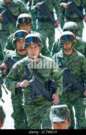 Les membres de l'armée mexicaine défilent pour célébrer le 251e anniversaire du héros de l'indépendance mexicaine Ignacio Allende le 21 janvier 2020 à San Miguel de Allende, Guanajuato, Mexique. Allende, d'une famille riche à San Miguel a joué un rôle majeur dans la guerre d'indépendance contre l'Espagne en 1810 et plus tard honoré par sa ville natale en ajoutant son nom. Banque D'Images