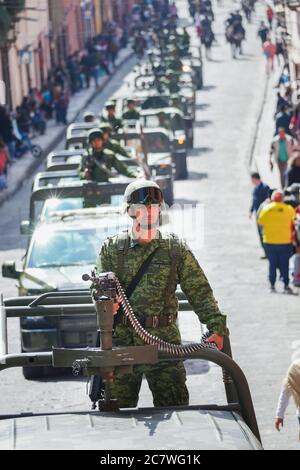 Des membres de l'armée mexicaine sont à bord de véhicules militaires pour célébrer le 251e anniversaire du héros de l'indépendance mexicaine Ignacio Allende le 21 janvier 2020 à San Miguel de Allende, Guanajuato, Mexique. Allende, d'une famille riche à San Miguel a joué un rôle majeur dans la guerre d'indépendance contre l'Espagne en 1810 et plus tard honoré par sa ville natale en ajoutant son nom. Banque D'Images