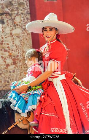 Une Cowgirl mexicaine et sa fille sont à cheval dans un défilé pour célébrer le 251e anniversaire du héros de l'indépendance mexicaine Ignacio Allende le 21 janvier 2020 à San Miguel de Allende, Guanajuato, Mexique. Allende, d'une famille riche à San Miguel a joué un rôle majeur dans la guerre d'indépendance contre l'Espagne en 1810 et plus tard honoré par sa ville natale en ajoutant son nom. Banque D'Images