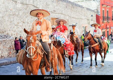 Les cow-boys mexicains font le tour de leurs chevaux dans un défilé pour célébrer le 251e anniversaire du héros de l'indépendance mexicaine Ignacio Allende 21 janvier 2020 à San Miguel de Allende, Guanajuato, Mexique. Allende, d'une famille riche à San Miguel a joué un rôle majeur dans la guerre d'indépendance contre l'Espagne en 1810 et plus tard honoré par sa ville natale en ajoutant son nom. Banque D'Images