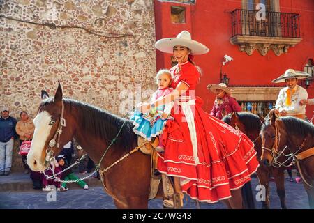 Une Cowgirl mexicaine et sa fille sont à cheval dans un défilé pour célébrer le 251e anniversaire du héros de l'indépendance mexicaine Ignacio Allende le 21 janvier 2020 à San Miguel de Allende, Guanajuato, Mexique. Allende, d'une famille riche à San Miguel a joué un rôle majeur dans la guerre d'indépendance contre l'Espagne en 1810 et plus tard honoré par sa ville natale en ajoutant son nom. Banque D'Images