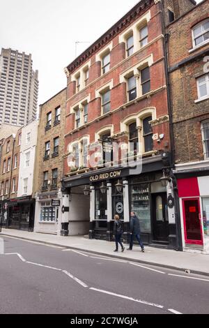 L'extérieur de la maison publique Old Red Cow sur long Lane, Smithfield, Londres, EC1, Banque D'Images