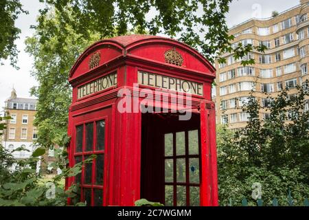 Gros plan sur un légendaire poste téléphonique rouge Gilbert Scott K6 sur Charterhouse Square, Londres, EC1, Royaume-Uni Banque D'Images