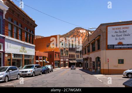 Bisbee AZ / JUIN la vue sur main Street dans le vieux Bisbee regardant vers 'B' blanchi à la chaux dans les collines au-dessus. Banque D'Images