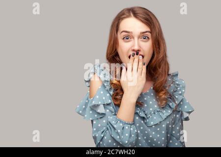 Ouah, Oh mon dieu! Superbe brune excitée fille de la blouse de volant regardant l'appareil photo avec l'expression surprise, couvrant sa bouche ouverte choqué par incroyablement Banque D'Images