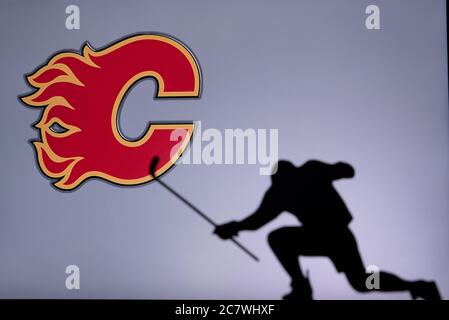 TORONTO, CANADA, 17. JUILLET : logo de Calgary Flames. Un joueur professionnel de hockey de la LNH célèbre son but. Silhouette, espace de modification Banque D'Images