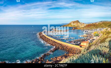 Vue pittoresque sur la ville médiévale de Castelsardo. Paysage urbain du port de Castelsardo. Lieu: Castelsardo, province de Sassari, Italie, Europe Banque D'Images