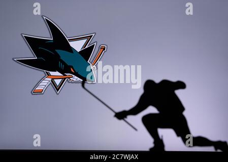TORONTO, CANADA, 17. JUILLET : logo San Jose Sharks. Un joueur professionnel de hockey de la LNH célèbre son but. Silhouette, espace de modification Banque D'Images