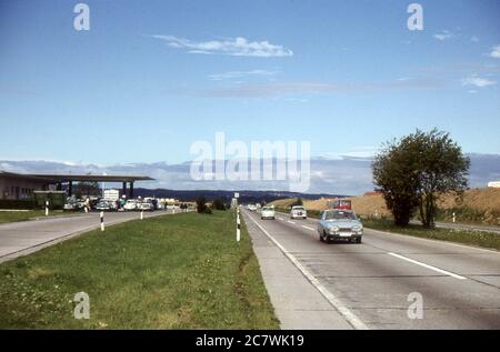 Une station service sur une autoroute allemande. 1963 Banque D'Images