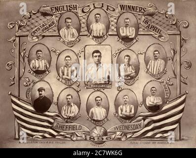 Un portrait commémoratif de l'équipe de football de Sheffield Wednesday F.C. qui a remporté la F.A. Coupe finale par deux buts à un contre Wolverhampton Wanderers au Crystal Palace le 18 avril 1896. Banque D'Images