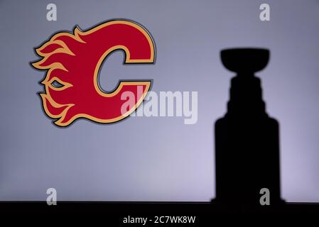 TORONTO, CANADA, 17. JUILLET : Calgary Flameslogo du club de la LNH à l'écran. Silhouette du trophée de la coupe Stenley. Banque D'Images