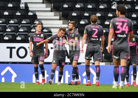 Jamie Shackleton (46) de Leeds United fête ses célébrations après avoir obtenu un but pour le faire 1-2 Banque D'Images