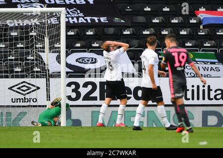 Matthew Clarke (16), du comté de Derby, réagit après avoir marquant son propre but Banque D'Images