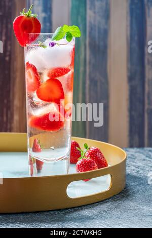 Elderflower et vodka cocktail avec fraises, eau tonique et glaçons - boisson alcoolisée rafraîchissante en été Banque D'Images