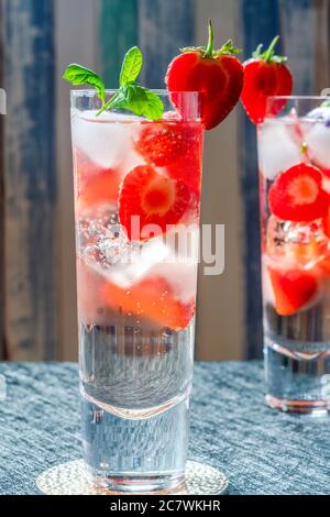 Elderflower et vodka cocktail avec fraises, eau tonique et glaçons - boisson alcoolisée rafraîchissante en été Banque D'Images