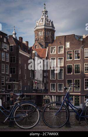 Vue sur la ville d'Amsterdam avec canaux, vélos et maisons hollandaises typiques, les pays-Bas Banque D'Images