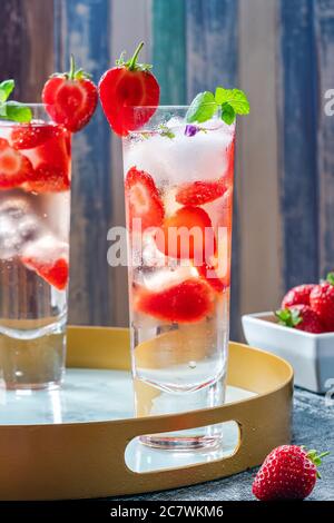Elderflower et vodka cocktail avec fraises, eau tonique et glaçons - boisson alcoolisée rafraîchissante en été Banque D'Images