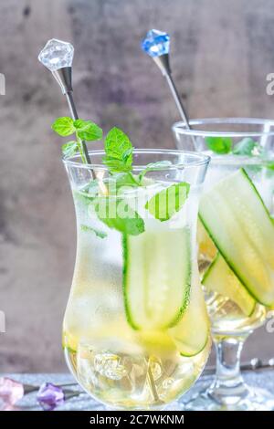 Mocktail de jus de pomme et d'Elderflower avec concombre, menthe et glaçons - boisson rafraîchissante non alcoolisée d'été Banque D'Images