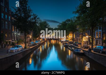 Les lumières de la ville se réfléchit sur le canal de l'eau la nuit, Amsterdam, pays-Bas Banque D'Images