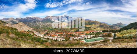 Vue panoramique sur Morano Calabro. Un des plus beaux villages (borgo médiéval) de Calabre. Italie. Banque D'Images