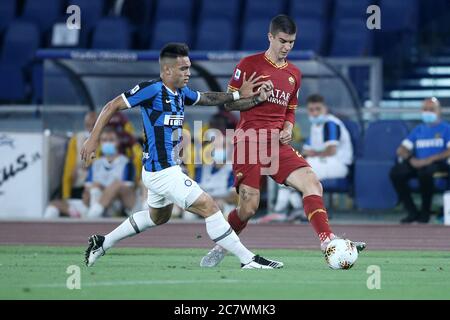 Rome, Italie. 07e août 2019. Lautaro Martinez du FC Inter et Gianluca Mancini de AS Roma pendant la série UN match entre Roma et Inter Milan au Stadio Olimpico, Rome, Italie, le 19 juillet 2020. Photo de Luca Pagliaricci. Usage éditorial uniquement, licence requise pour un usage commercial. Aucune utilisation dans les Paris, les jeux ou les publications d'un seul club/ligue/joueur. Crédit : UK Sports pics Ltd/Alay Live News Banque D'Images