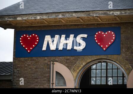 Panneau NHS sur la Giraffe House au zoo de Londres Banque D'Images