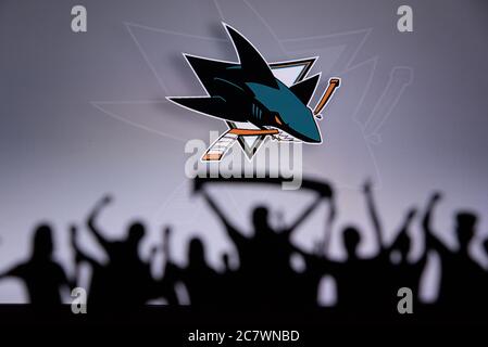 TORONTO, CANADA, 17. JUILLET : San Jose SharksFans Silhouette. La foule célèbre et soutient l'équipe de hockey de la LNH. Photo de sport, espace de montage Banque D'Images