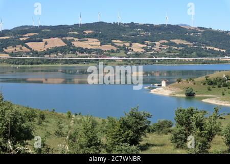 Conza - Lago artificiel dalla circumlacuale Banque D'Images