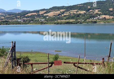 Conza - Scorcio del lago artificiel dalla circumlacuale Banque D'Images