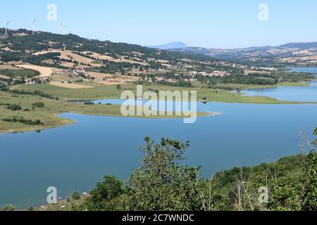 Conza - Scorcio del lago dal borgo abbandonato Banque D'Images