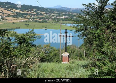 Conza - Scorcio del lago dal paese abbandonato Banque D'Images