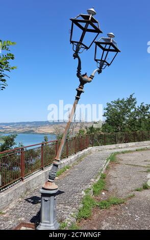 Conza - Vecchio lampione del borgo abbandonato Banque D'Images