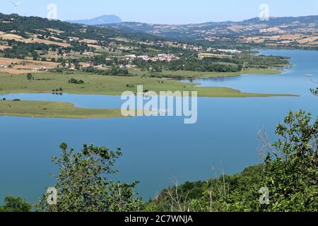 Panorama del lago da Conza Vecchia Banque D'Images