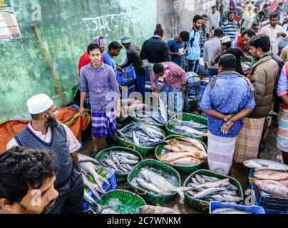 Chittagong, Bangladesh, 23 décembre 2017 : vendeurs de poisson sur le marché près de la rivière Karnabuli à Chittagong Banque D'Images