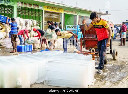 Chittagong, Bangladesh, 23 décembre 2017 : les travailleurs hachent des blocs de glace sur le marché du poisson près de la rivière Karnabuli, à Chittagong Banque D'Images