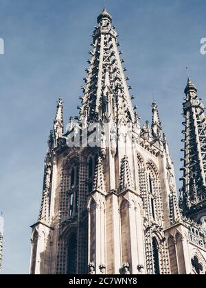 Vue à angle bas de la cathédrale de Burgos sous la lumière du soleil et un ciel bleu à Burgos, Espagne Banque D'Images